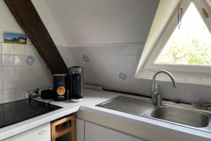 Kuchyň nebo kuchyňský kout v ubytování Bright T2 - view of Deauville bay