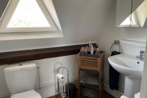 Koupelna v ubytování Bright T2 - view of Deauville bay + 1 fotografie