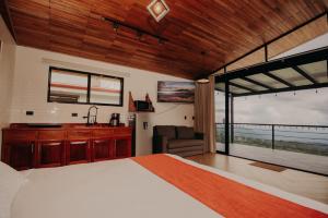 een slaapkamer met een groot bed en een groot raam bij Sereno Vista in Santa Cruz