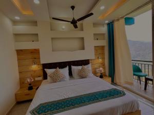 um quarto com uma cama e uma ventoinha de tecto em Sharma Farms em Jamnagar