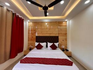 1 dormitorio con 1 cama grande y pared de madera en Sharma Farms en Jamnagar