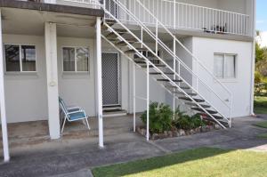 Una casa blanca con una escalera de caracol. en The Sea Ranch 1 Unit 1, 45 Beech Street Evans Head en Evans Head