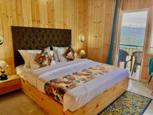 拉傑科德的住宿－Bhupesh Lodge，一间卧室设有一张大床和一个阳台