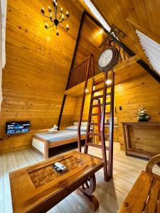 Habitación con escalera en una cabaña de madera en CD NATUREVIEW en Matangtubig