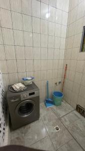 a washing machine in a corner of a bathroom at Studio ovangi bis in Libreville
