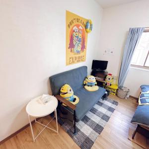 a living room with a couch and a table at 林林の民宿-関空直達、minion room 小黄人主题房 in Osaka