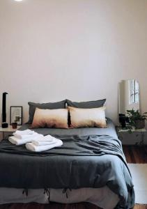 1 dormitorio con 1 cama con 2 toallas en Moderno departamento en edificio histórico HEARTH OF BUENOS AIRES en Buenos Aires