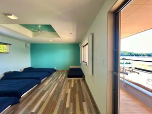 尾道市にあるEast Villa Shimanami Mukaishima seafrontのベッドルーム1室(ベッド2台、窓付)