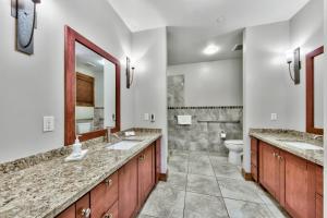 Ένα μπάνιο στο Sierra Shores Five - Lakefront Comfort +31 φωτογραφίες