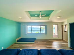 - un salon avec un ventilateur de plafond et un canapé dans l'établissement East Villa Shimanami Mukaishima seafront, à Onomichi