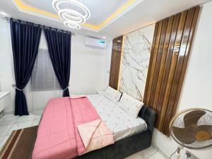 Säng eller sängar i ett rum på Ayaba Homes