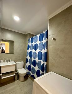 洛桑赫萊斯的住宿－Cálido y espacioso departamento，一间带卫生间和水槽的浴室