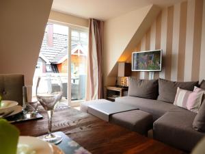 ein Wohnzimmer mit einem Sofa und einem Fenster in der Unterkunft Berthin-Bleeg-Str. 1, W6 in Wenningstedt-Braderup