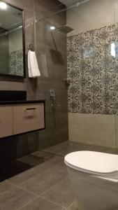 een badkamer met een toilet en een glazen douche bij Panorama Guest House in Islamabad