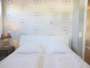 ヴェニングシュテットにあるBerthin-Bleeg-Str. 1, W3の星空の壁が特徴のベッドルームに白いベッド2台が備わります。