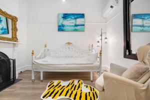 Prime Modern Brilliance with Prahran Convenience في ملبورن: غرفة معيشة مع أريكة بيضاء ومدفأة