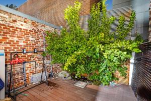 un montón de plantas delante de una pared de ladrillo en Prime Modern Brilliance with Prahran Convenience en Melbourne