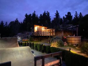 una casa pequeña con un parque de patinaje por la noche en Cabañas La Ola Puertecillo en Navidad