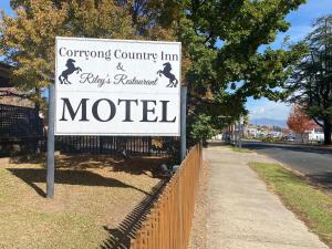 CorryongCorryong Country Inn的栅栏边的汽车旅馆标志