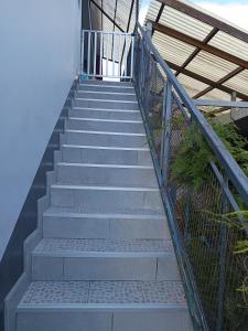 un escalier menant à un bâtiment dans l'établissement Cascades de la mare à poule d'eau, à Salazie