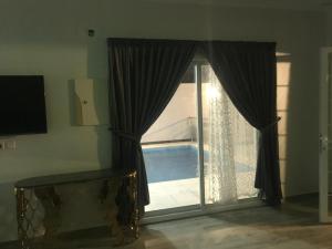 um quarto com uma janela com vista para uma piscina em Moonlight em Taif