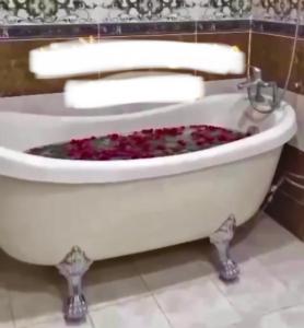 uma banheira cheia de material roxo numa casa de banho em Moonlight em Taif