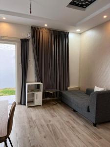 uma sala de estar com um sofá e uma janela em Moonlight em Taif