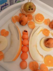un piatto bianco con arance sbucciate e una mela di Vale & Frans a Monopoli