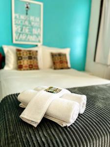 a group of towels sitting on top of a bed at Pousada Beluga in Búzios