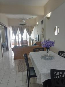 comedor con mesa y sala de estar en Lestari Seaview Homestay en Port Dickson