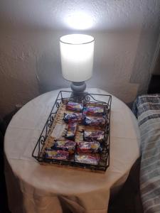 una mesa con una lámpara encima de una mesa en Clearviewpeace en Paterson
