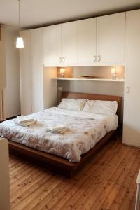 a bedroom with a large bed with white cabinets at Alloggio il Giglio in Schio
