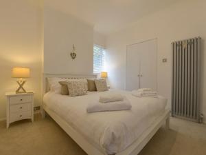 DownderryにあるRock Roseの白いベッドルーム(枕付きの大きな白いベッド付)