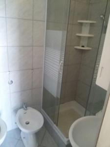 y baño con ducha, aseo y lavamanos. en Apartment Mare - with terrace, en Pakoštane