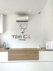 朱笃The CK Hotel的墙上挂着 ck 酒店的标志