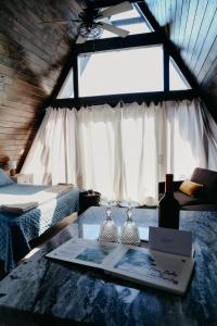 una habitación con una mesa con copas de vino y una ventana en Dean's Den: Private Deck w/ Jacuzzi and a View en New Braunfels