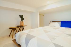En eller flere senge i et værelse på YOUR ROOM Kumamoto Sta little 105 Vacation STAY 39911