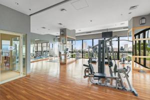 Posilňovňa alebo fitness centrum v ubytovaní Krema by Kozystay - 1BR - City View - Tebet