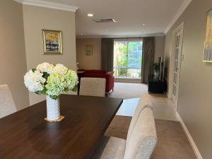 Applecross 2 Bedrooms by Swan River的休息区