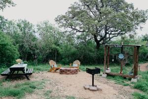 The Maverick: A-Frame w/ Hammock and Tree Top View外面的花园