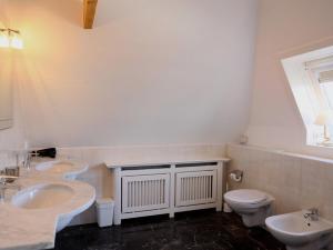 韋斯特蘭的住宿－Bundiswung 9 Whg. 5, GB2，白色的浴室设有2个盥洗盆和1个卫生间。