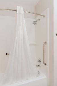 um chuveiro com uma cortina de chuveiro branca na casa de banho em Holiday Inn Express - Andalusia, an IHG Hotel em Andalusia