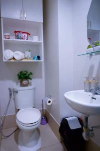 y baño con aseo blanco y lavamanos. en S&S Condostay, en Cagayan de Oro