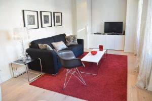 uma sala de estar com um sofá e um tapete vermelho em Bomhoffstr. 22a, W4, Blue Water em Westerland