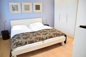 ヴェスターラントにあるBötticher Str. 9, W3, Weesterlönのベッドルーム1室(ブラウンの毛布を使用したベッド1台付)