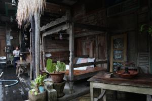 金巴蘭的住宿－TwoSpaces Living at Bunga Desa, Jimbaran，木屋内的一个床位