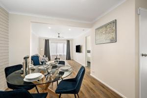 comedor y sala de estar con mesa y sillas en Parkview by Short & Long Stays, en Geelong