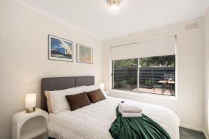 1 dormitorio con cama y ventana grande en Parkview by Short & Long Stays en Geelong
