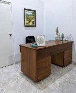 un escritorio de madera en una habitación con una foto. en Casa Selva Viva, en Tarapoto