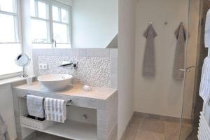 ヴェニングシュテットにあるBerthin-Bleeg-Str. 1, W6のバスルーム(白い洗面台、鏡付)